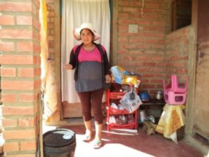 Deysi from Bolivia received a loan of $1,000 to buy machines to improve clothing production.
